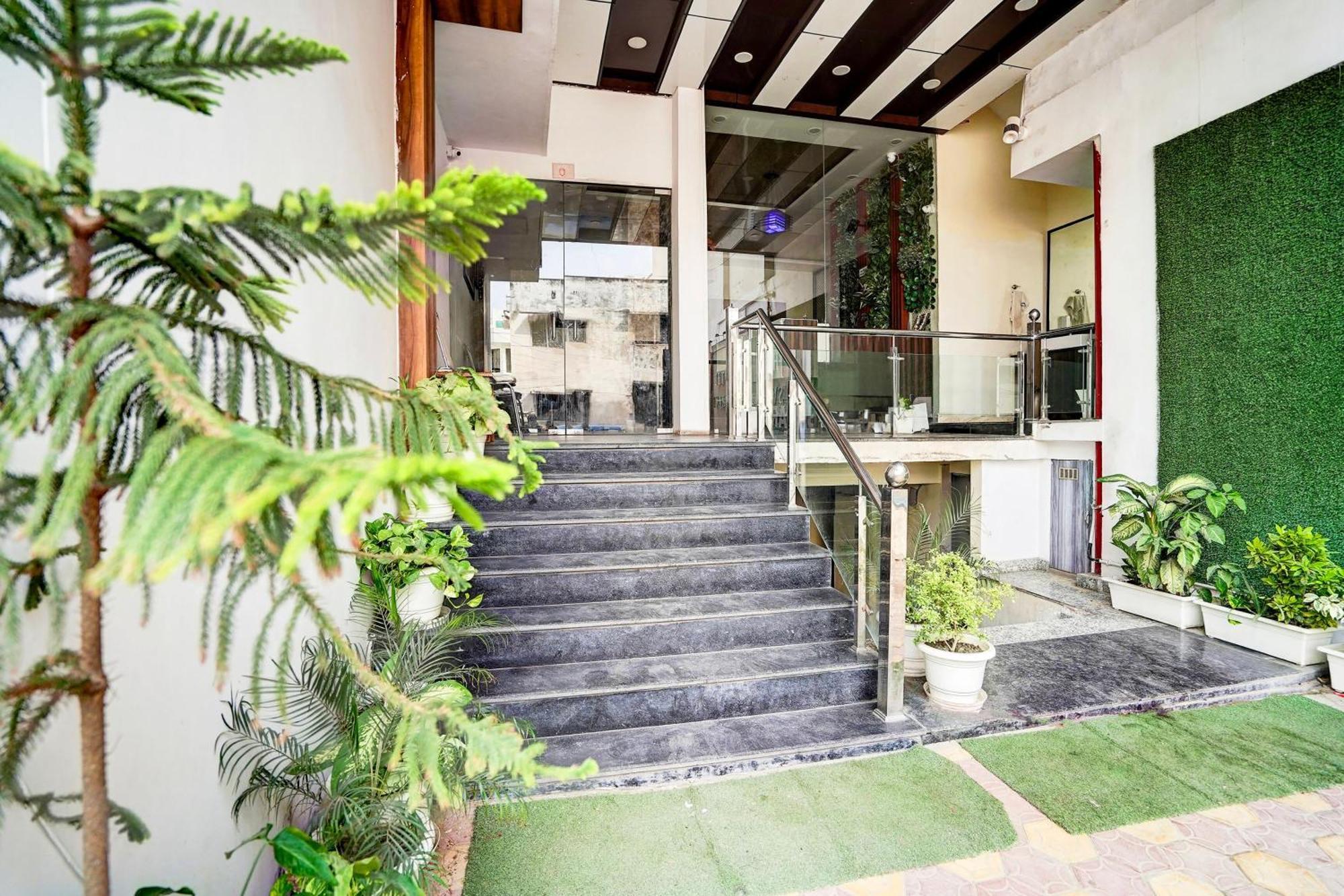 Hotel Townhouse Ram Katora Near Vishwanath Temple Formerly Sv Grand Varanasi Exterior foto